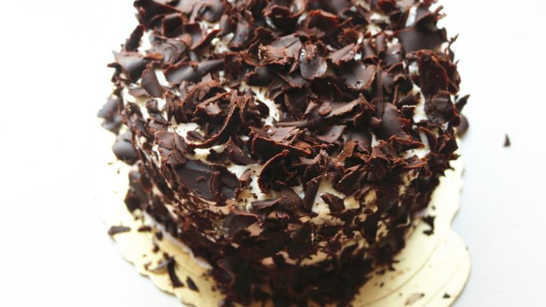 黑森林蛋糕,蛋糕周围全部粘上巧克力屑。