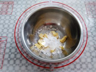椰香南瓜派,加入糖粉（可以用破壁机或者料理机打白砂糖，结块是正常现象）