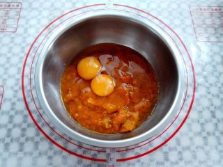 椰香南瓜派,加入2个鸡蛋搅拌混合均匀