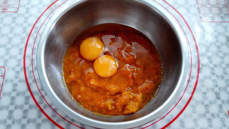 椰香南瓜派,加入2个鸡蛋搅拌混合均匀