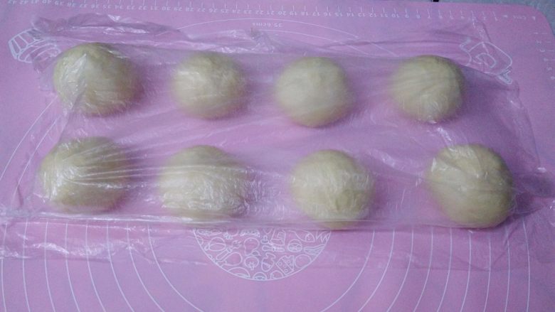香葱芝士面包,面团平均分成8个，滚圆盖上保鲜膜松弛15分钟。
