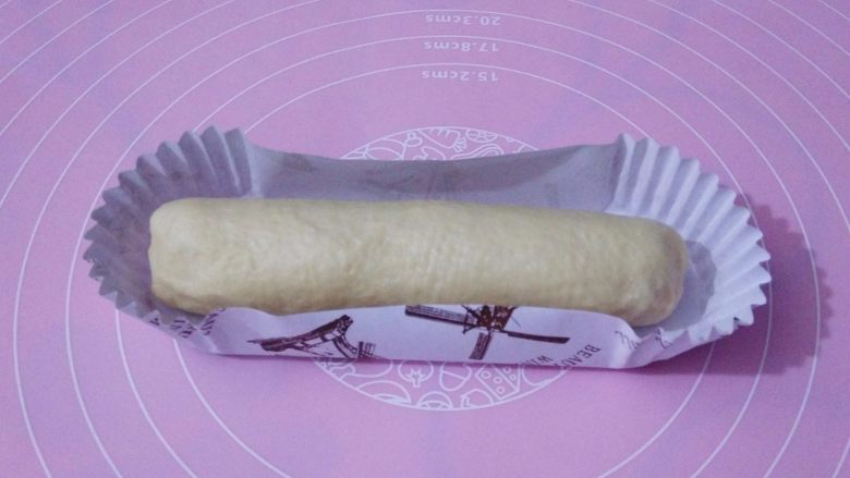 香葱芝士面包,放到合适的模具里，如果没有这个纸托模具，可以直接放烤盘上，要预留出合适的位置。