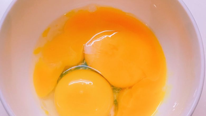 小企鹅家什锦黄金炒饭,将蛋黄和蛋清分离，留下蛋黄。
