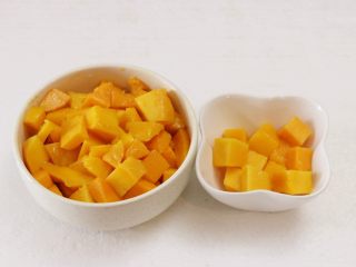 奶香芒果西米露,芒果削皮取肉，切成1厘米见方的小丁，留出小部分芒果丁用于装饰