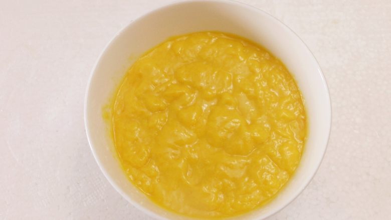 奶香芒果西米露,用料理机搅打成均匀的芒果浆（喜欢稀一点的，可以多加些牛奶）