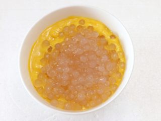奶香芒果西米露,将打好的芒果浆与西米混合，搅拌均匀，（如果觉得芒果浆比较浓稠，还可以加少许牛奶稍稍稀释拌匀），放入冰箱冷藏半个小时以上