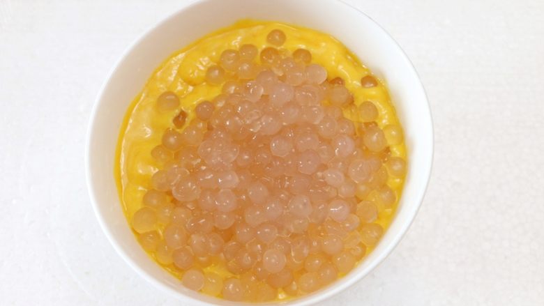 奶香芒果西米露,将打好的芒果浆与西米混合，搅拌均匀，（如果觉得芒果浆比较浓稠，还可以加少许牛奶稍稍稀释拌匀），放入冰箱冷藏半个小时以上