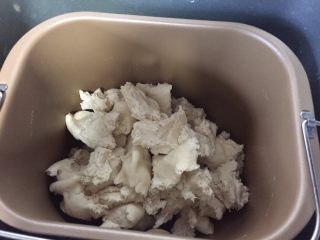 中种奶油吐司,揪成小块放进面包桶。