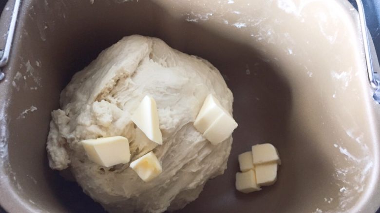 中种奶油吐司,开启揉面功能揉成光滑的面团，略有筋度是放黄油继续揉。