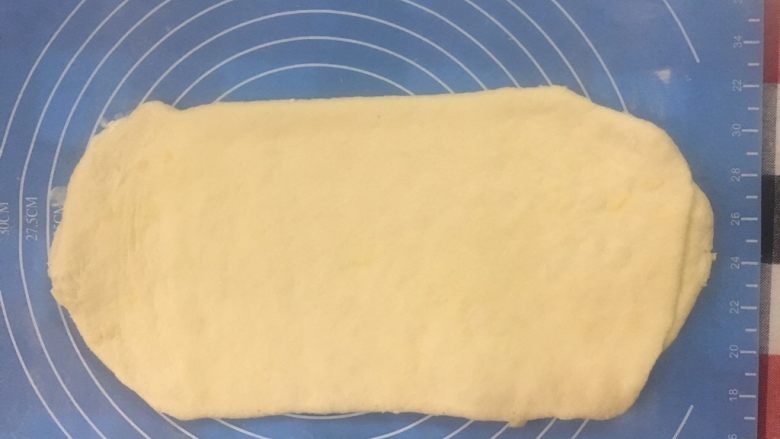 马苏里拉奶酪棒,将松弛好的面片擀成0.5左右厚，然后用小刀切去边角，再切成小条