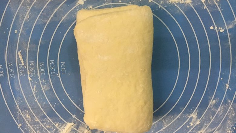 马苏里拉奶酪棒,重复对折上个步骤2次，然后盖上保鲜膜松弛20分钟