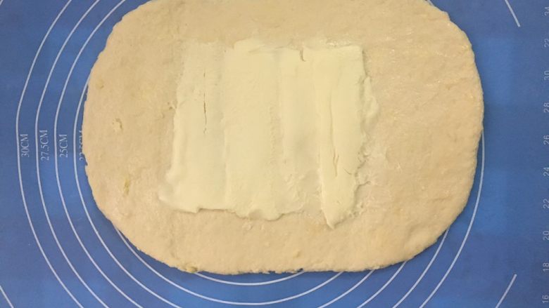 马苏里拉奶酪棒,面团擀开成0.5cm左右，约3倍黄油片大的长方形，把黄油片放中间位置
