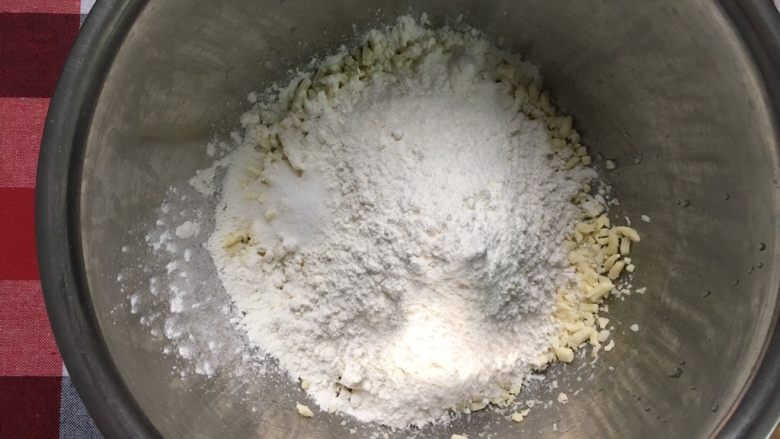 马苏里拉奶酪棒,加入过筛好的面粉和盐