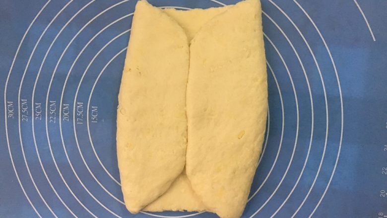 马苏里拉奶酪棒,用面皮左右包起黄油片，盖上保鲜膜松弛20分钟