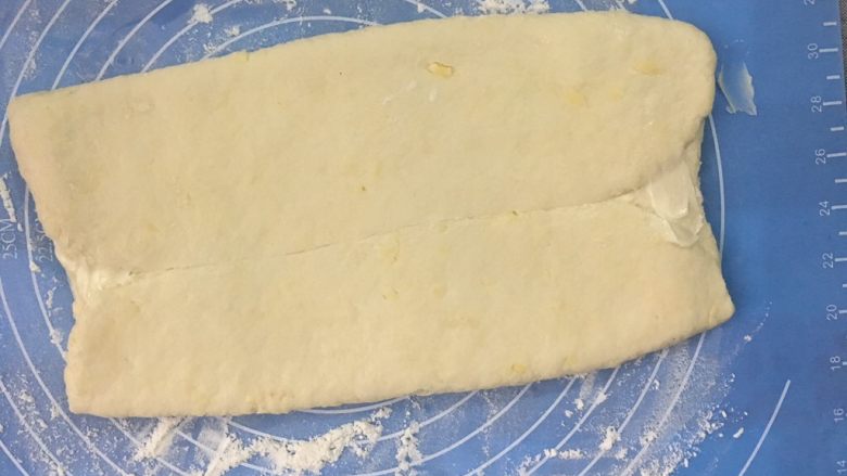马苏里拉奶酪棒,桌面撒上适量面粉，把面皮擀开