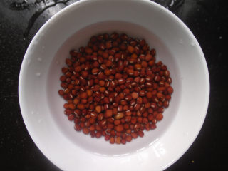 养生粥合集,将适量的红豆洗净后，放在碗里侵泡4小时以上。