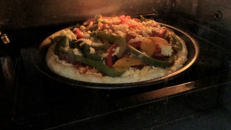 Pizza,烤箱预热210度，中层，上下火，烤15分钟
