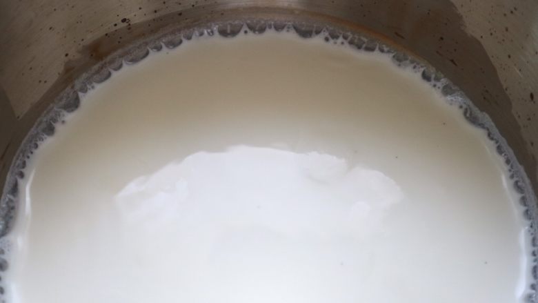 巴黎布列斯特泡芙,奶锅中倒入牛奶与适量香草膏，直至锅边冒小气泡，关火