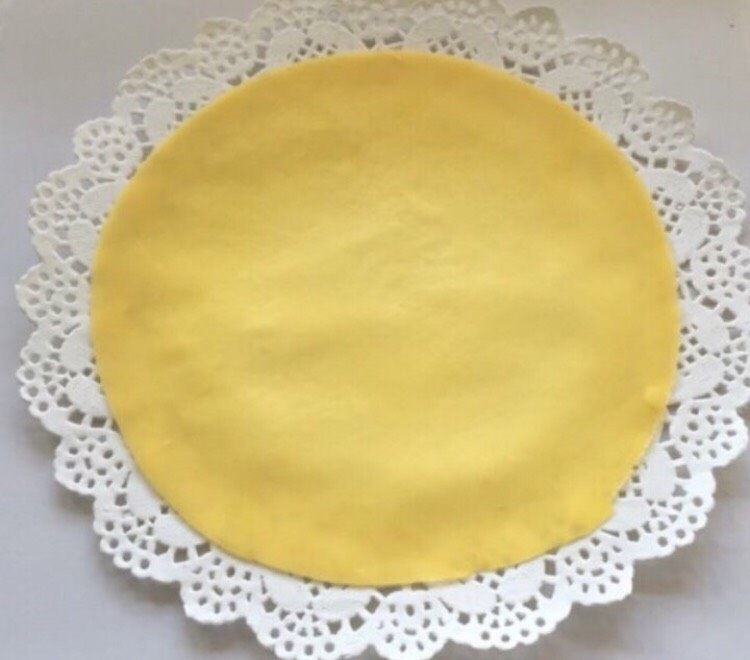 榴芒千层蛋糕,取一下油纸或盘子，平铺一张面皮。
