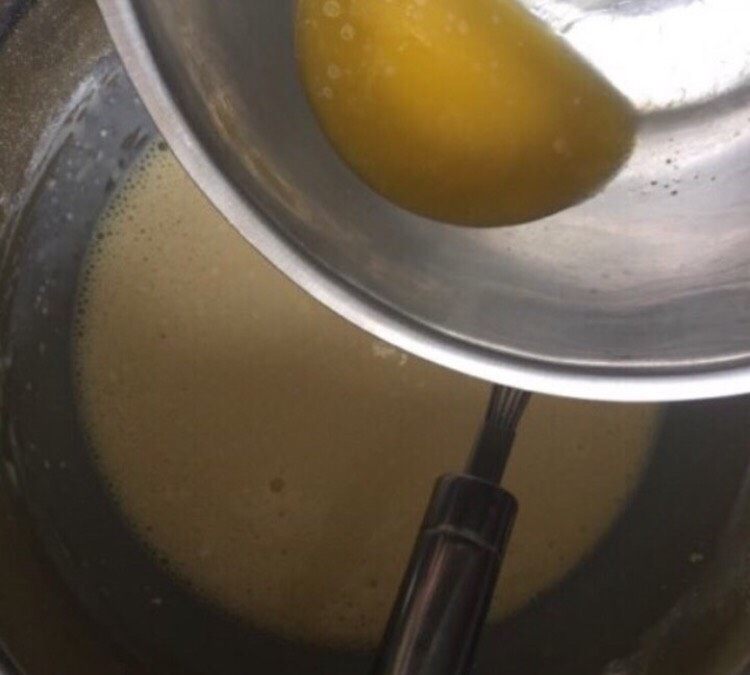 榴芒千层蛋糕,黄油隔水融化，加入蛋糊中搅拌均匀。
