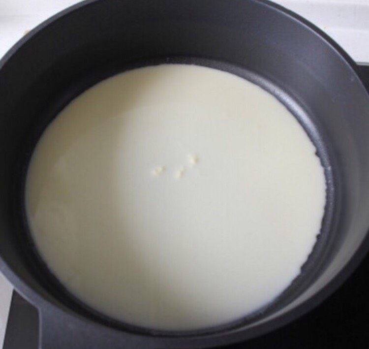 榴芒千层蛋糕,舀一勺面糊倒入不粘平底锅中，旋转铺平锅底。