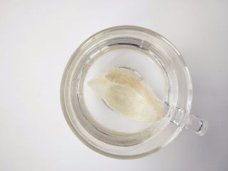 金瓜燕窝盅,用凉开水或纯净水，将燕窝放入浸泡4小时左右。可以一次泡一盏，泡好后密封冷藏分次吃，或者掰开一半泡