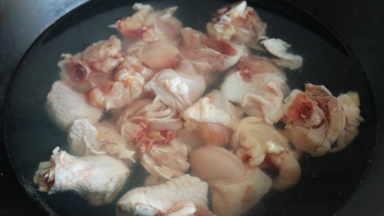 辣子鸡,锅内加水，冷水下入鸡块，烧开后再煮3分钟左右。