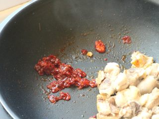 辣子鸡,把鸡块拨到一边，用煸炒出来的油炒香郫县豆瓣酱。