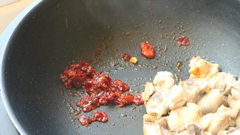 辣子鸡,把鸡块拨到一边，用煸炒出来的油炒香郫县豆瓣酱。