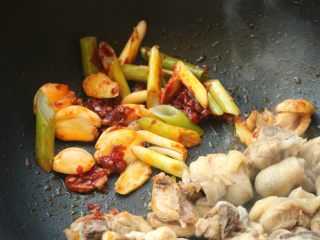 辣子鸡,下入葱姜蒜红辣椒继续炒香。