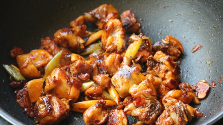 辣子鸡,继续煸炒鸡块，炒出香味，如果口味重可酌情加盐。