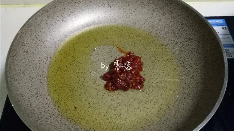 豆瓣鱼,不粘锅里留底油烧热，放入郫县红油豆瓣酱炒香；