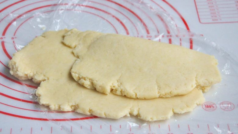 奶油奶酪司康,将面团擀开折叠按压几次。