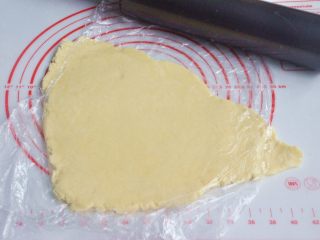 奶油奶酪司康,擀开成0.7cm厚的面片。