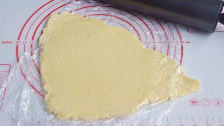 奶油奶酪司康,擀开成0.7cm厚的面片。
