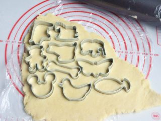 奶油奶酪司康,用饼干模具压岀造型。
