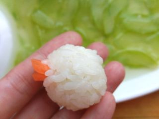 儿童蔬菜汤饭,胡萝卜片刻出嘴巴，插在米饭里。