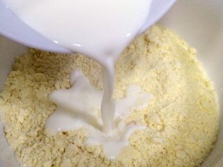 芝士香肠司康,加入牛奶，用刮刀翻拌至无干粉状态。