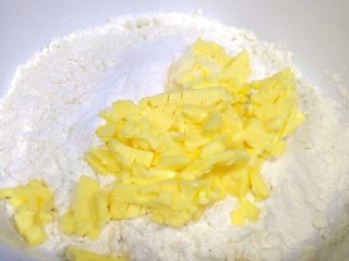 芝士香肠司康,加入切碎的黄油。