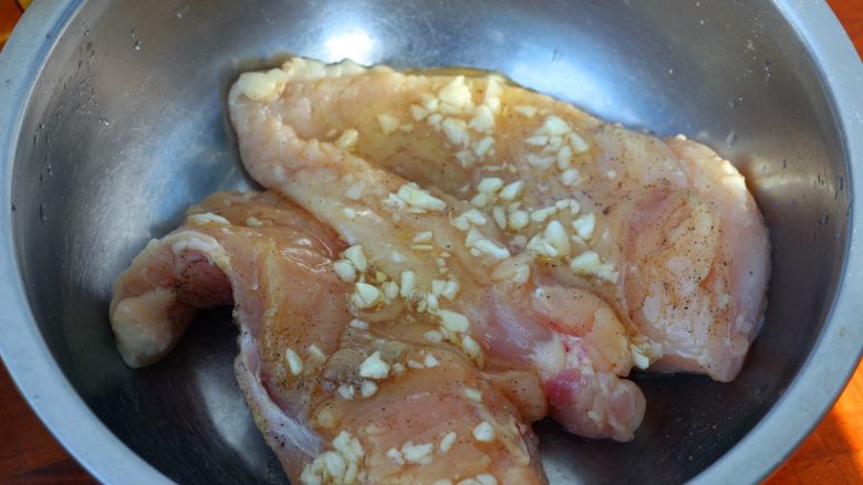 香蒜蜂蜜烤鸡胸,把调好的蒜蓉蜂蜜均匀的抹在鸡胸肉上。