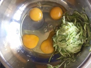香煎角瓜鸡蛋饼,加入4个鸡蛋