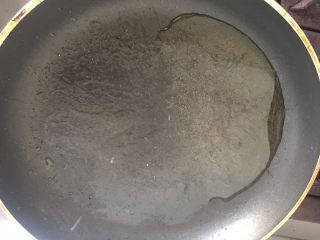 香煎角瓜鸡蛋饼,选用平底锅 把过烧热 加入油 