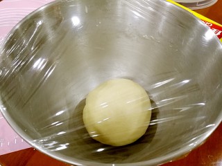 椰蓉花卷面包,把面团揉圆，放回厨师机，盖上保鲜膜，进行一次发酵。