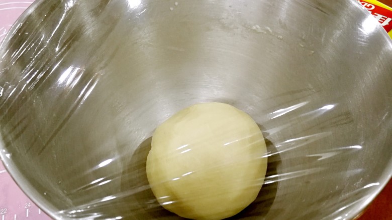 椰蓉花卷面包,把面团揉圆，放回厨师机，盖上保鲜膜，进行一次发酵。