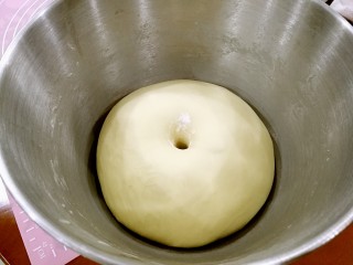 椰蓉花卷面包,发酵至两倍大，中间戳个洞不回缩不坍塌。