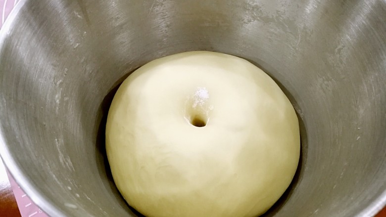 椰蓉花卷面包,发酵至两倍大，中间戳个洞不回缩不坍塌。