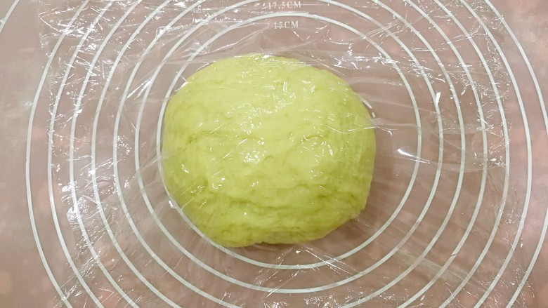 椰蓉花卷面包,一发好的面团取出，按压排气后，揉圆，静置松弛20分钟。