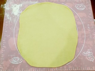 椰蓉花卷面包,把松弛好的面团擀成接近方形、厚度约5毫米的大面片。