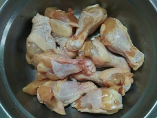 锡纸包鸡,鸡翅根洗净