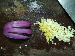 锡纸包鸡,姜、蒜头、洋葱切碎（洋葱先按照图中的方式切条，葱头不切断，然后再切粒）